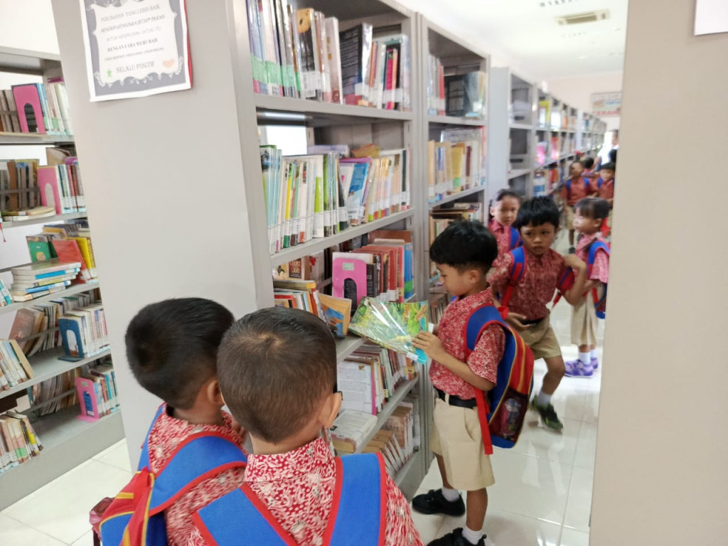 Kunjungan TK Nara Budhi Suari Baha ke Perpustakaan Sastramangutama Kabupaten Badung